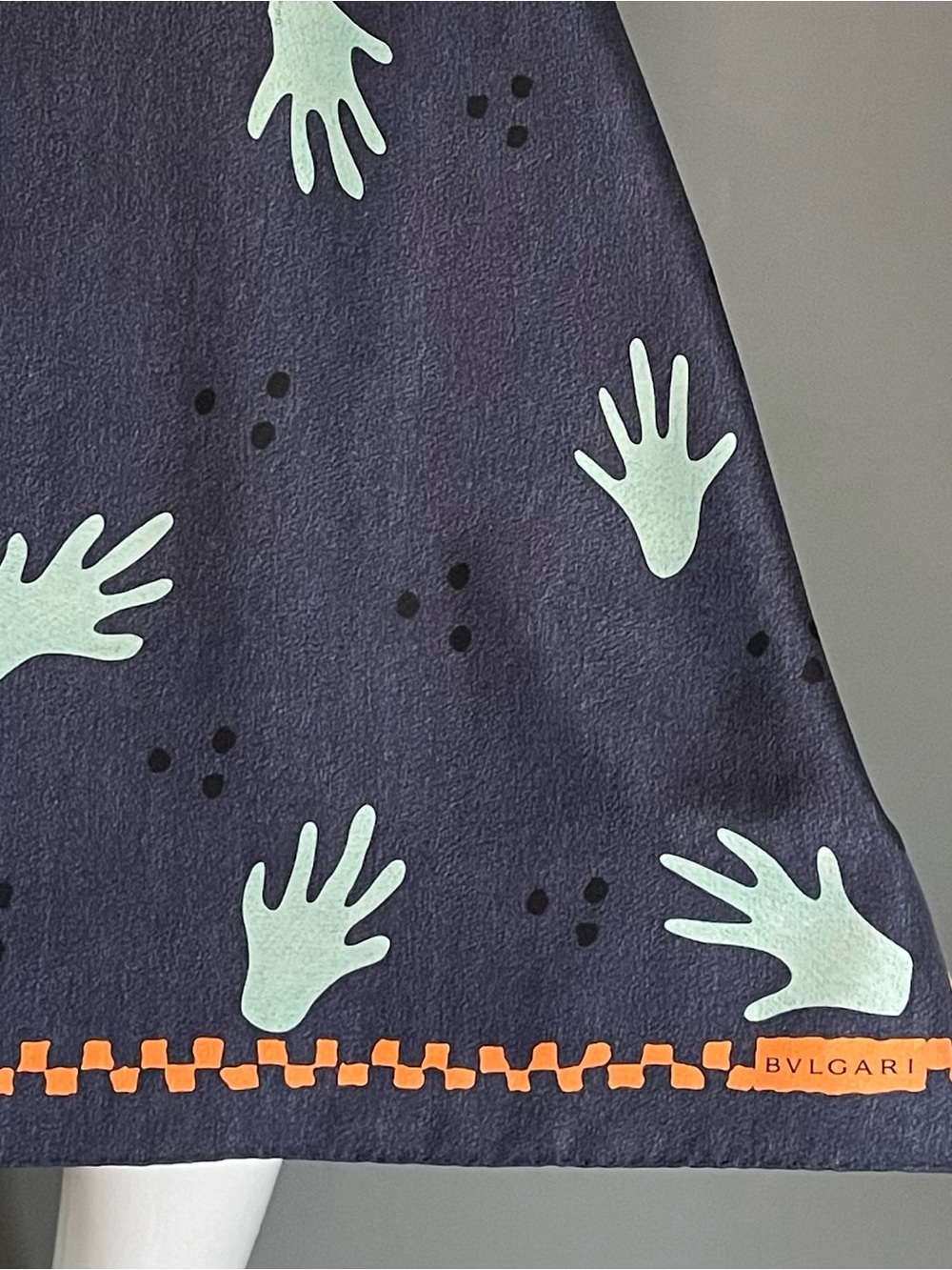 Gorg Bvlgari Pizzigoni Hands Silk Twill Scarf 34 In Excellent Condition Bulgari - Picture 7 of 8